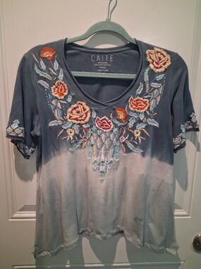 STUNNING FLORAL EMBROIDERED CAITE SHORT-SLEEVED COTTON TOP!